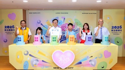 與教育局長及其他首長合影